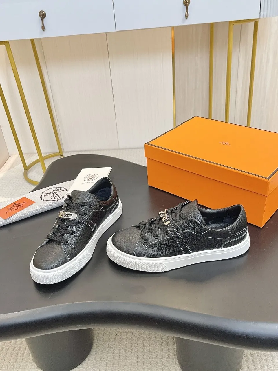 Men's Men's Shoes💰620❤️❤️❤️HERMES 2021 latest Kelly buckle white sneakers are online! The highest version on the market! Purchasing level quality! The H family rarely produces flat casual shoes, and they are styled with classic palladium-plated Kelly shoe buckles! Create a fashionable urban look that perfectly embodies the noble and elegant style of Hermès! Material selection: Fabric imported cowhide, lining + foot pads imported sheepskin, original molded TPU outsole, heavy gold molded kelly buckle full of texture Size: Female: 35-41 (41 is not returnable) Male: 39-45 (45 is not returnable)
